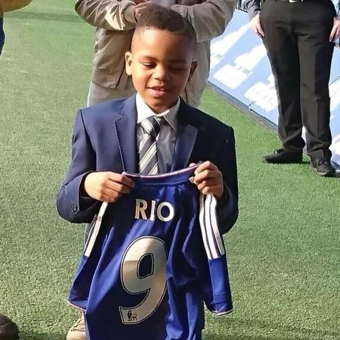 Ngumoha thời còn ở học viện trẻ của Chelsea