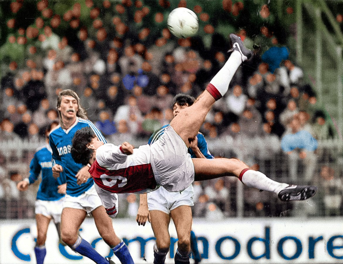 Một cú đá "xe đạp chổng ngược" tao nhã của Van Basten 