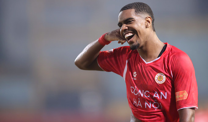 Alan có cú hat-trick đầu tiên tại V.League 2025/26. Ảnh: Đức Cường