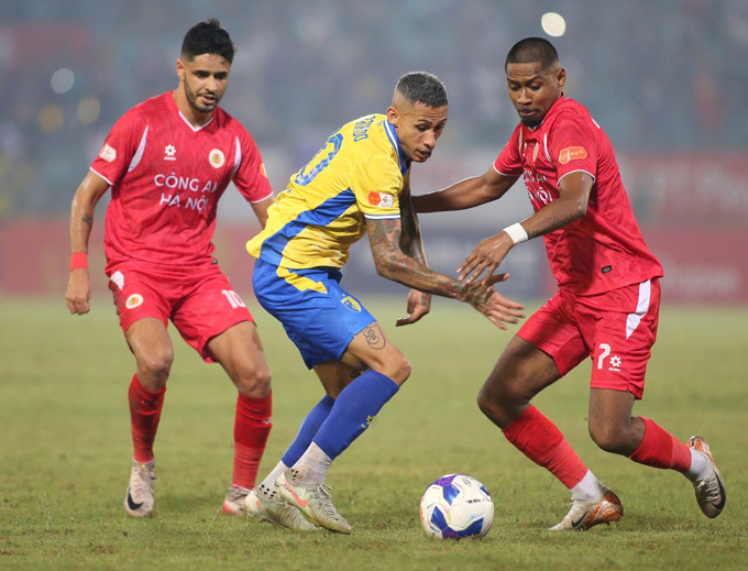 Hà Nội FC (áo vàng) đã có một trận đấu khá thất vọng. Ảnh: Đức Cường