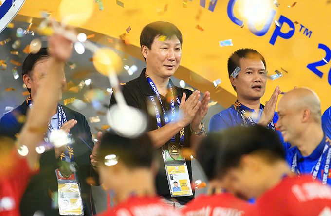 HLV Kim Sang Sik hy vọng CĐV truyền thêm động lực cho U23 Việt Nam - Ảnh: Anh Khoa 