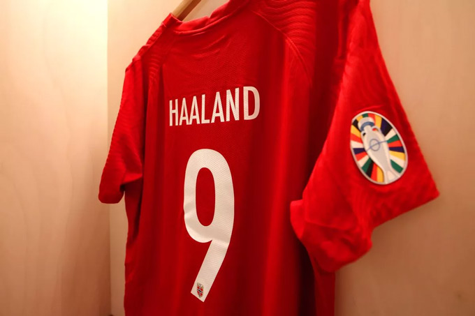 Tên trên áo của Haaland ở tuyển Na Uy giờ sẽ đổi thành "Braut Haaland"