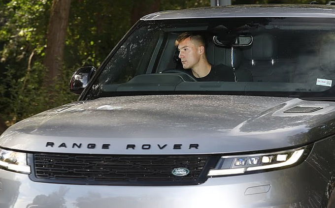 Tiền đạo tân binh Sesko trông đầy buồn bã