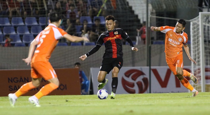 Đức Chiến đi bóng trước các cầu thủ Đà Nẵng. Ảnh: Sông Hàn 