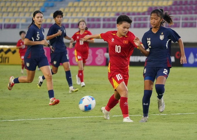 U16 nữ Việt Nam trong trận thua U16 nữ Thái Lan 