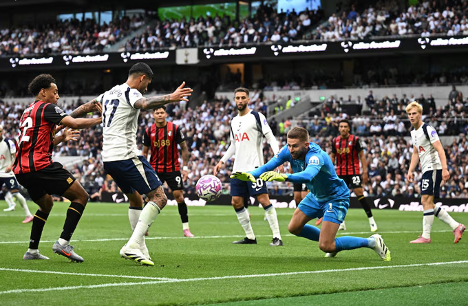 Tottenham thua bạc nhược trên sân nhà