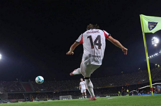 Modric là người thực hiện phạt góc của Milan mùa này