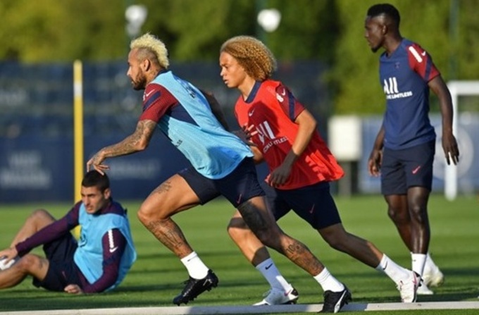 Simons (áo đỏ) được Neymar chỉ dạy rất nhiều