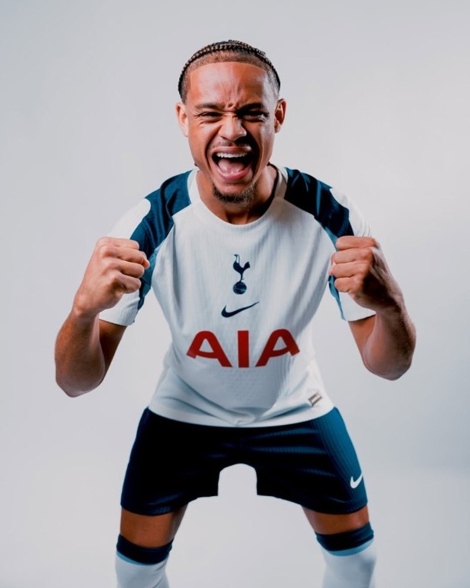 Tân binh Xavi Simons trong buổi ra mắt Tottenham