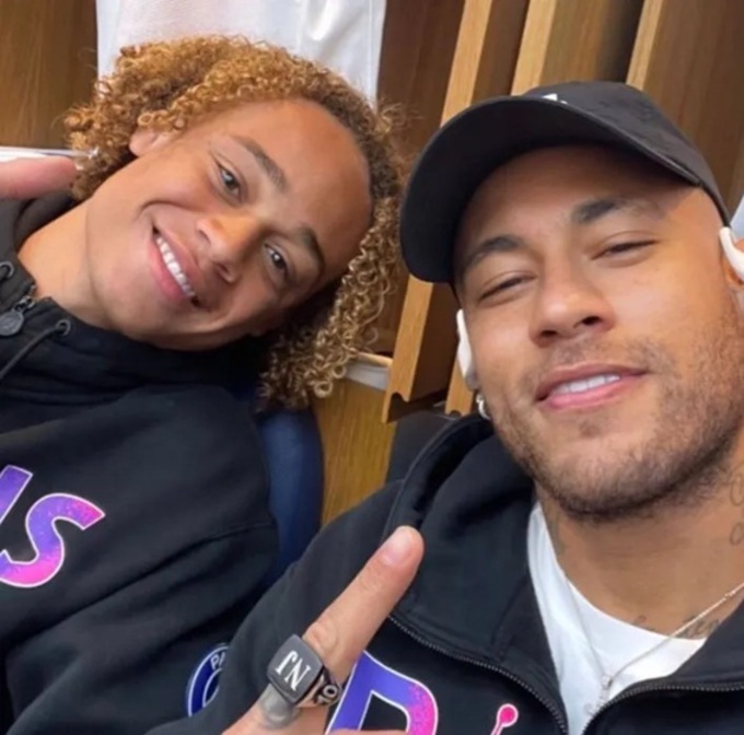 Simons xem Neymar (phải) giống như là "người cha thứ 2"