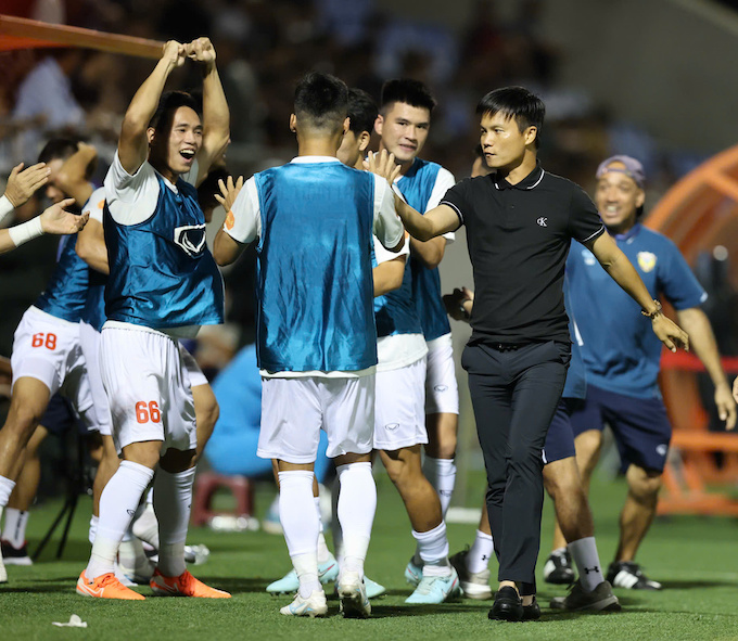 Niềm vui của thầy trò HLV Nguyễn Công Mạnh sau 2 trận thắng liên tiếp của Hà Tĩnh. Ảnh: Phi Hải 