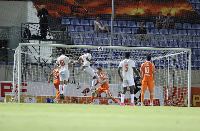 Cú đánh đầu ghi bàn của Helerson vào lưới SHB Đà Nẵng. Ảnh: Phi Hải