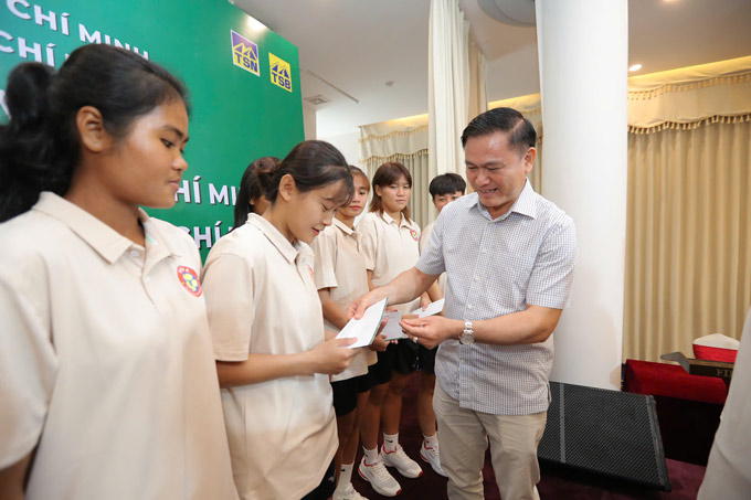 Chủ tịch HFF- ông Trần Anh Tú trao quà động viên cho các cầu thủ