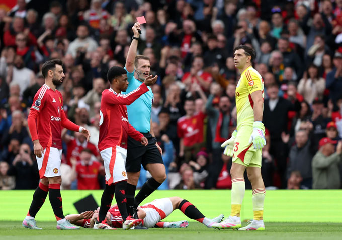 Martinez từng phải nhận thẻ đỏ ở trận gặp MU hồi tháng 5 vì thiếu bình tĩnh