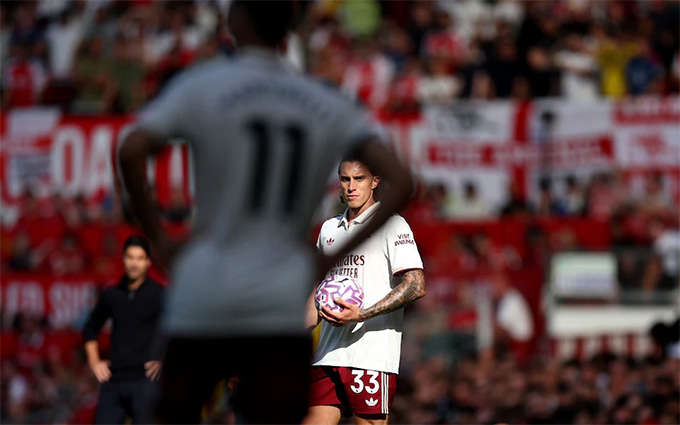 Riccardo Calafiori cân nhắc 1 quả đá phạt góc, biểu tượng cho sự nghĩ quá nhiều của Arteta