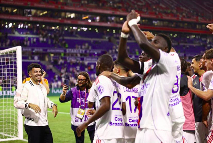 Các cầu thủ Lyon ăn mừng chiến thắng