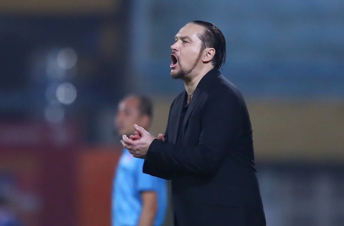 HLV Popov của Thể Công Viettel. Ảnh: Minh Tuấn 