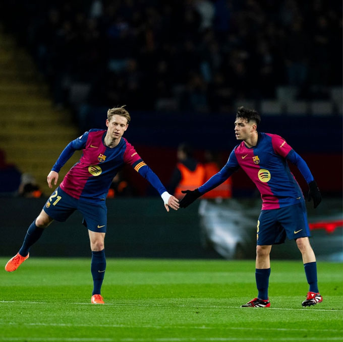 Flick tin dùng cặp tiền vệ trung tâm De Jong và Pedri nhưng họ chưa mang lại nhiều hiệu quả