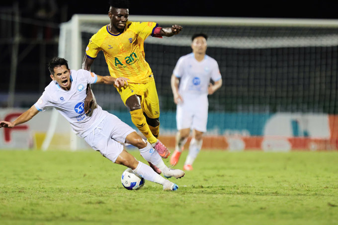 Olaha trong màu áo SLNA. Ảnh: Minh Tuấn