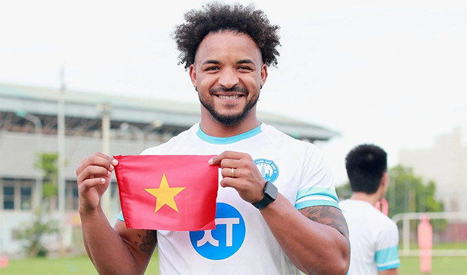 Xuân Son trở lại Việt Nam sau thời gian điều trị ở Brazil 