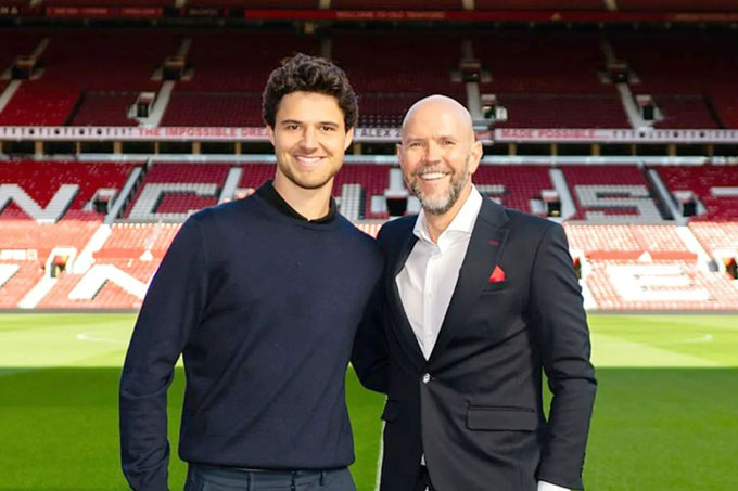 Người đại diện của Lammens (phải) có ngoại hình rất giống với Ten Hag