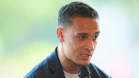 Fan lộn ruột với màn khóc lóc kể khổ ở MU của Antony  Fan lộn ruột với màn khóc lóc kể khổ ở MU của Antony