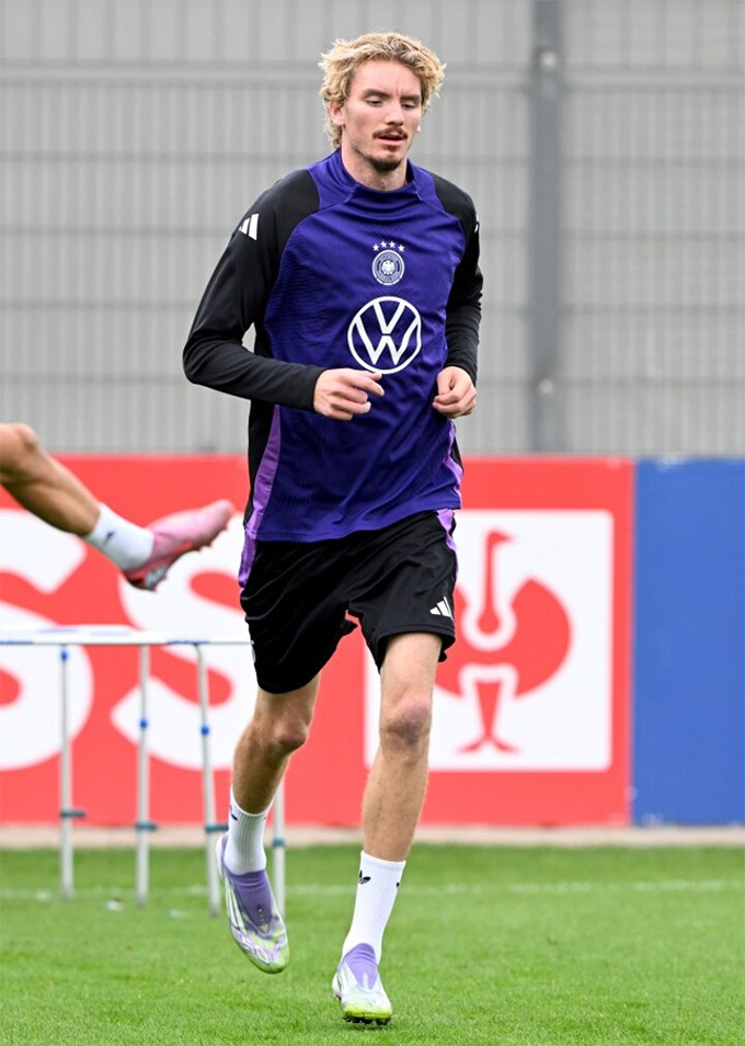 Tân binh của Newcastle cao gần 2m