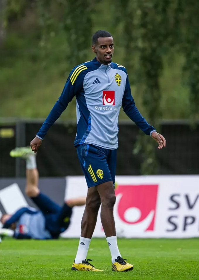 Isak trở thành bản hợp đồng kỷ lục tại Ngoại hạng Anh, và anh cao 1m94