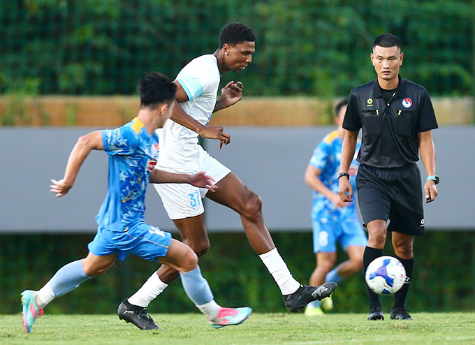 Kyle Hudlin ghi 2 bàn thắng vào lưới ĐT Việt Nam - Ảnh: Nam Định FC 