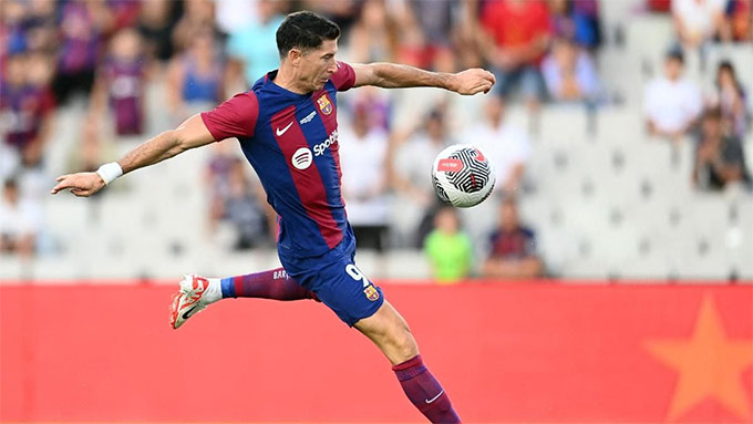 Lewy muốn tiếp tục gắn bó với Barca