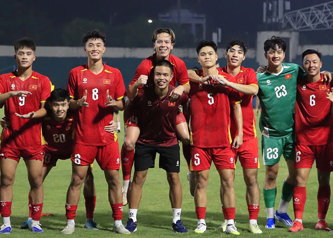 Trần Thành Trung chụp ảnh cùng toàn đội U23 Việt Nam - Ảnh: Đức Cường