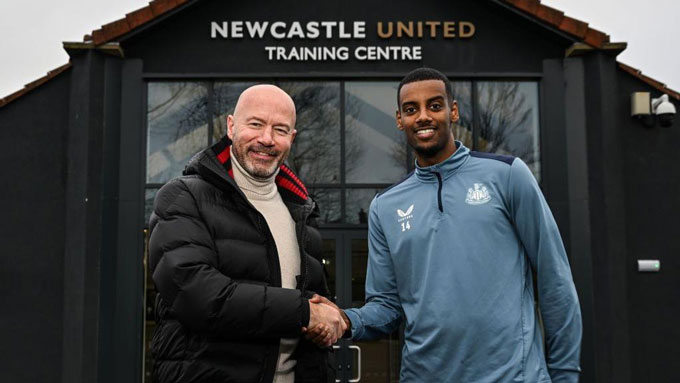 Thành tích ghi bàn của Isak tính ra còn tốt hơn Shearer