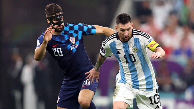 Khiến Gvardiol xoay như chong chóng