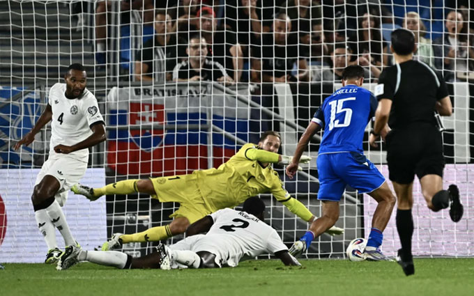 Cặp trung vệ Tah (số 4) và Rudiger (số 2) có ngày thi đấu kém cỏi