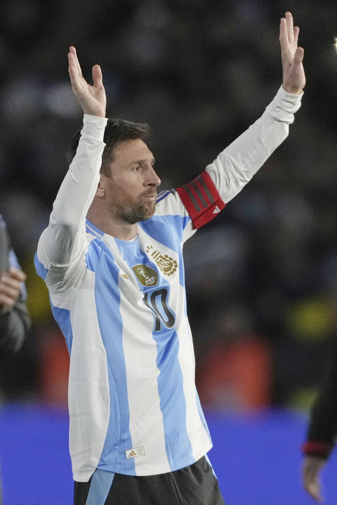 Messi vẫy tay chào khán giả nhà