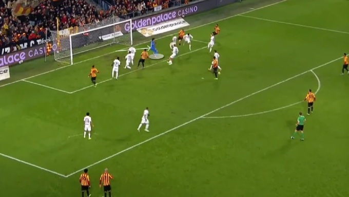 Một tình huống kịp thời khép góc của Lammens