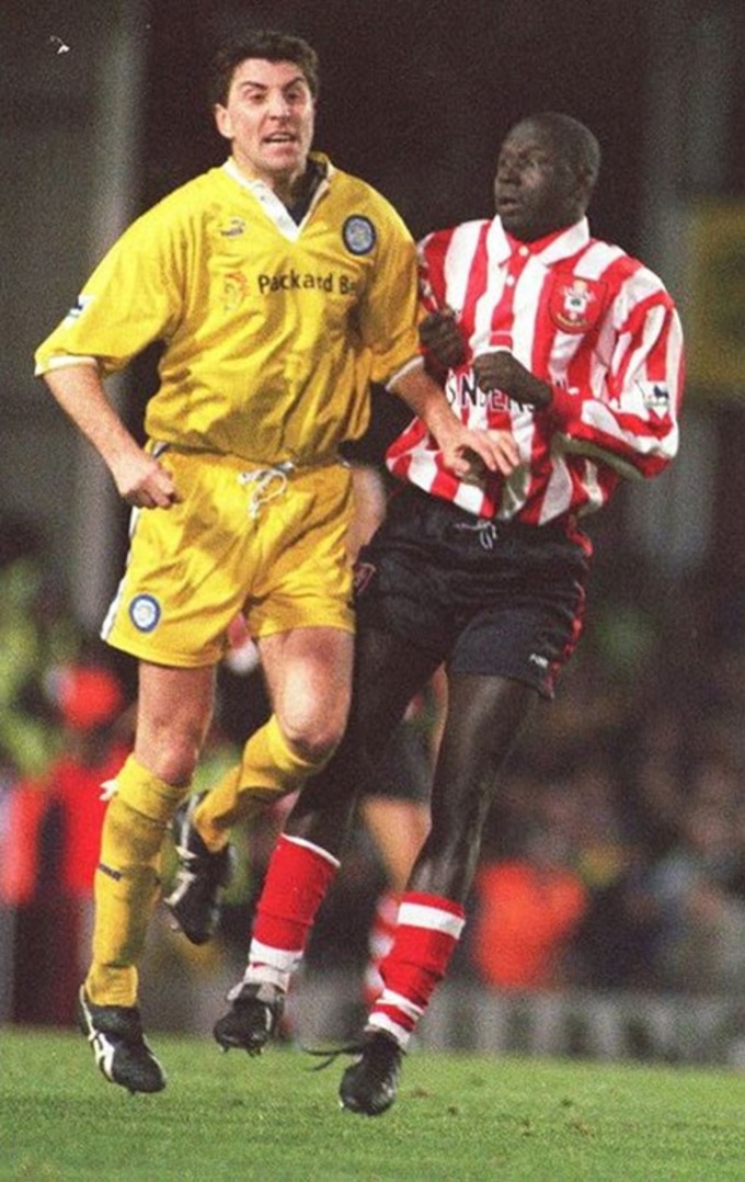 Dia (phải) trong trận đấu với Leeds United
