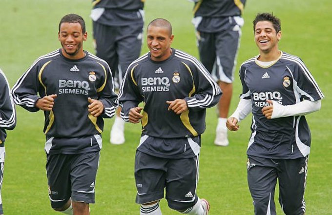Cicinho (ngoài cùng phải) trong một buổi tập tại Real Madrid