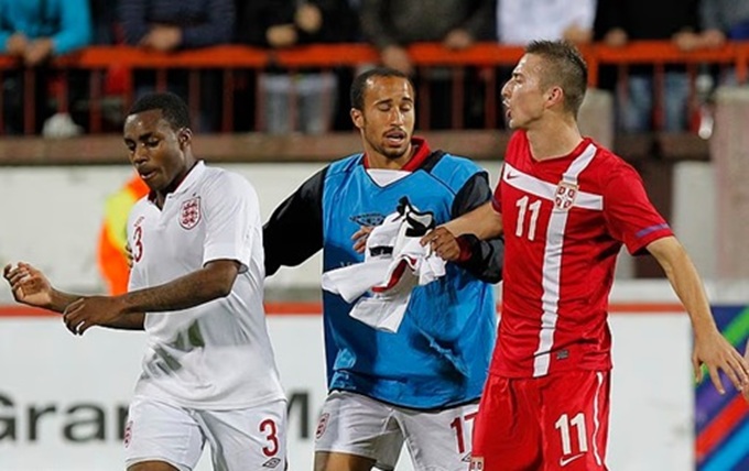 Hậu vệ Danny Rose (trái) bị cầu thủ Serbia công kích trong trận đấu vào năm 2012 giữa U21 Anh và U21 Serbia