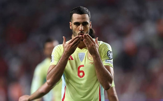 Merino tỏa sáng với cú hat-trick