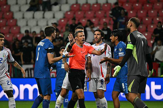 Trọng tài đã ưu ái cho Donnarumma và Italia