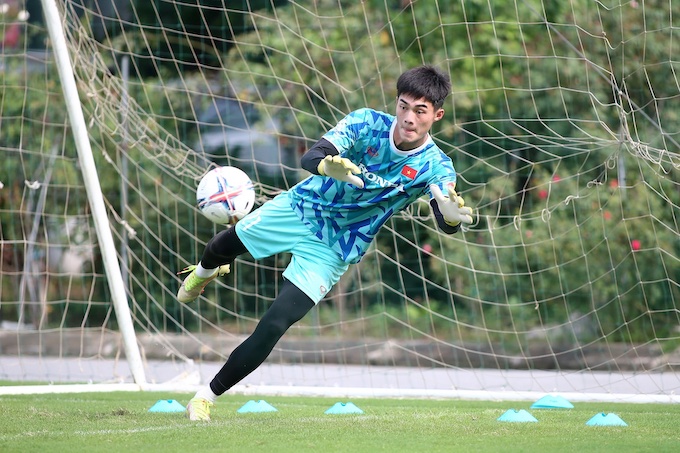Việc thi đấu nhiều ở V.League đã giúp thủ môn trẻ này tự tin hơn. Ảnh: Đức Cường 