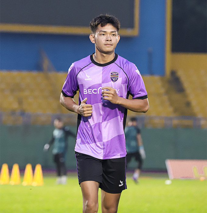 Bùi Vĩ Hào trở lại tập luyện cùng Becamex TP.HCM sau thời gian dài điều trị chấn thương - Ảnh: BTPHCM