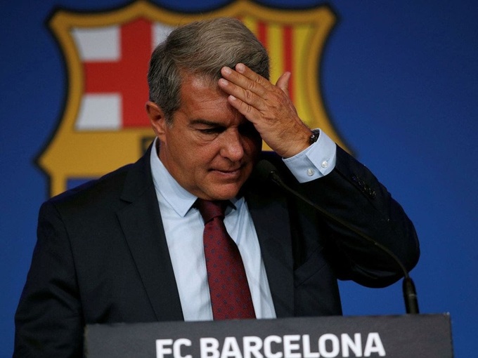Chủ tịch Joan Laporta của Barca đang phải đối mặt nhiều khó khăn phía trước