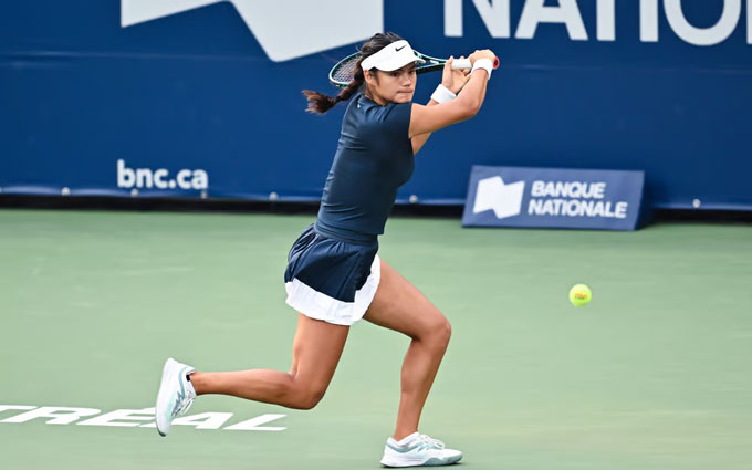 Alcaraz không khéo bị Raducanu rút thẻ đỏ