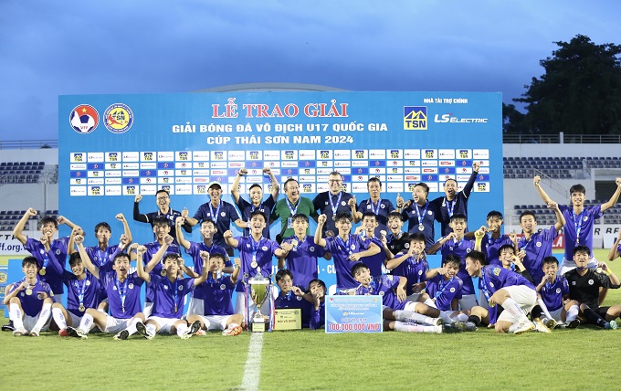 U117 Hà Nội vô địch giải năm ngoái. Ảnh: Đặng Trung 