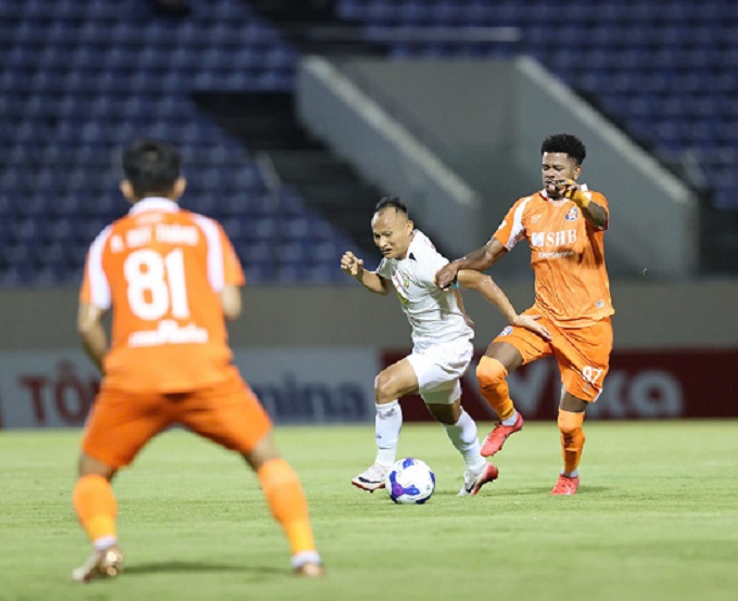 SHB.ĐN (phải) đã khởi đầu khó khăn tại V.League 2025/26