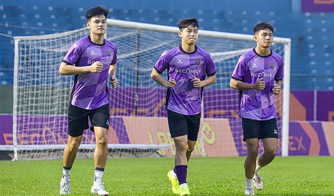 Hồ Tấn T quay trở lại tập luyện cùng Becamex TP.HCM sau chấn thương đầu gối - Ảnh: BTPHCM