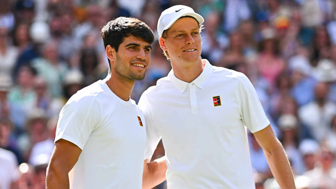 Alcaraz (trái) và Sinner chắc suất tham dự ATP Finals 2025