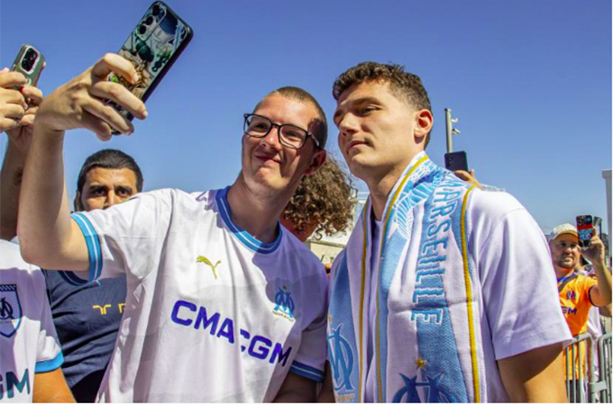 Pavard được một số CĐV Marseille đón tại sân bay